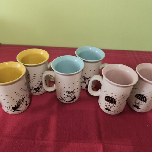 Tea and coffee mugs set of 6 like new with colorful interiors and sketches