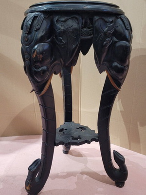 Ινδική ξύλινη ανθοστήλη με σκαλιστούς ελέφαντες καινούργια, μαύρη