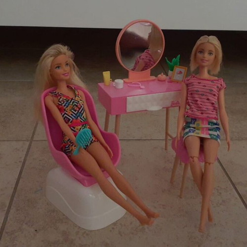Mattel Barbie HJV32/HJV35 doll furniture with 2 Barbies, like new