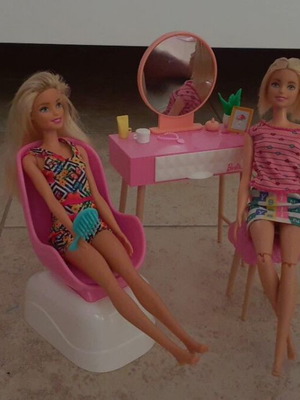 Mattel Barbie HJV32/HJV35 doll furniture with 2 Barbies, like new