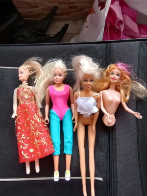 Barbie dolls used, pack of 4 old dolls