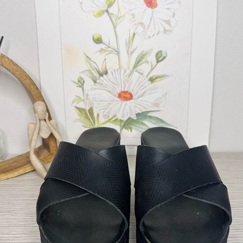 Gianna Kazakou Black Leather Cross-Over Platform Sandals like new, size 38