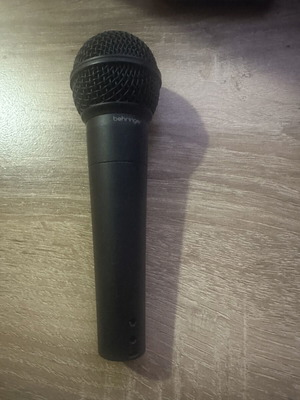 Behringer Ultravoice XM8500 dynamic microphone for vocals and podcast