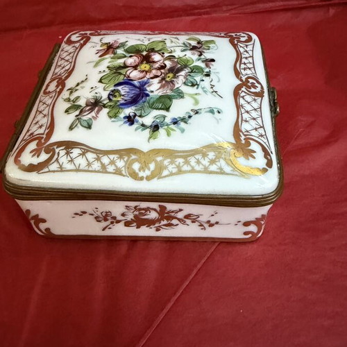 Sevre box in like new condition, 9x9x4 cm