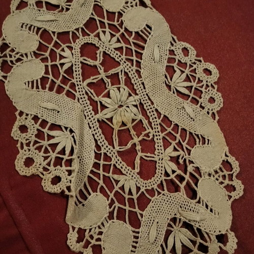 Vintage trousseau doilies like new, set of 8 with intricate work