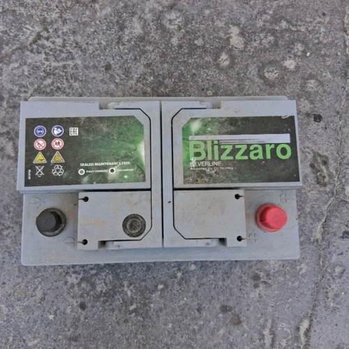Blizzaro car battery like new, fully functional