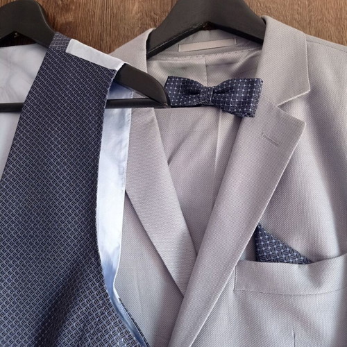 Suit set with vest and bow tie like new, gray