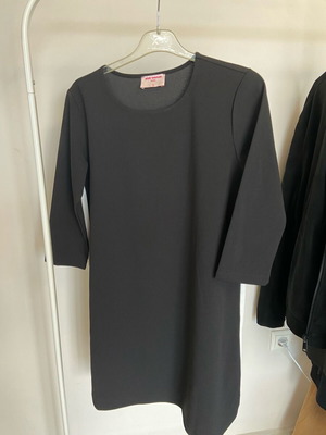 Mini black dress size small Pink woman like new