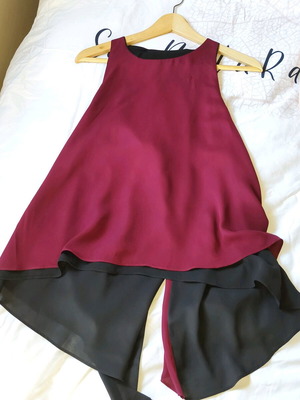 Attrattivo μπλούζα ασύμμετρη small σαν καινούργιο, μπορντό-μαύρη