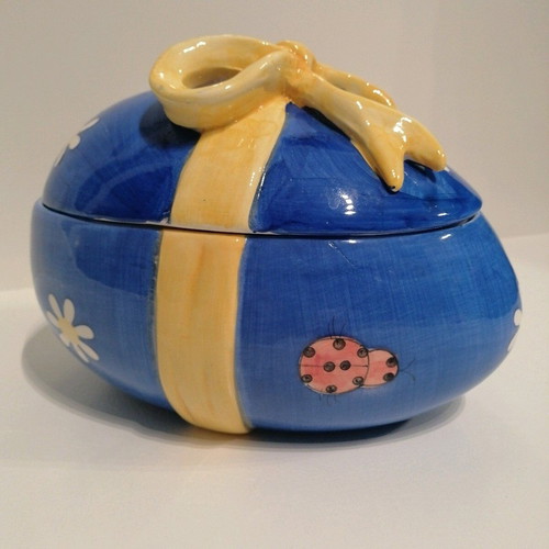 Vintage ceramic egg like new with lid and decorative details