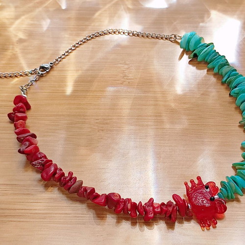 Choker necklace with crab like new, pebbles and acrylic