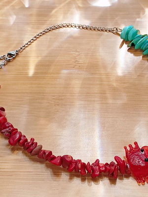 Choker necklace with crab like new, pebbles and acrylic