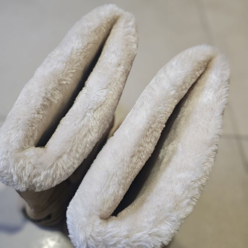 Fur boots like new, beige with white stripe, size 40