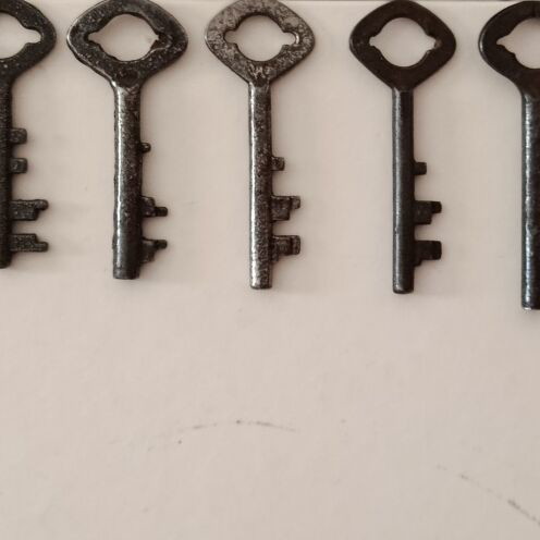 Old keys used, set of 9