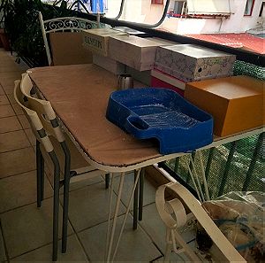Τραπέζι σιδερένιο μπαλκονιού ή κήπου με τις καρέκλες του