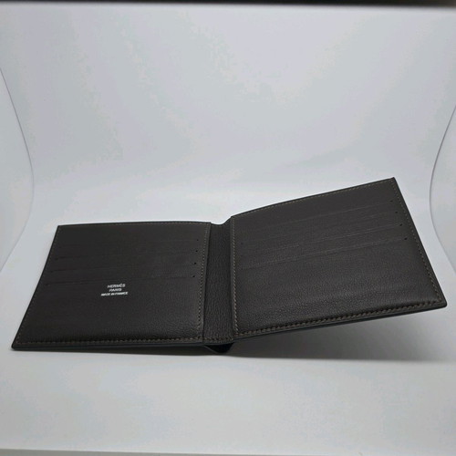 Hermes wallet like new, brown leather with silk lining