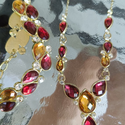 Necklace with semiprecious stones like new, red and gold