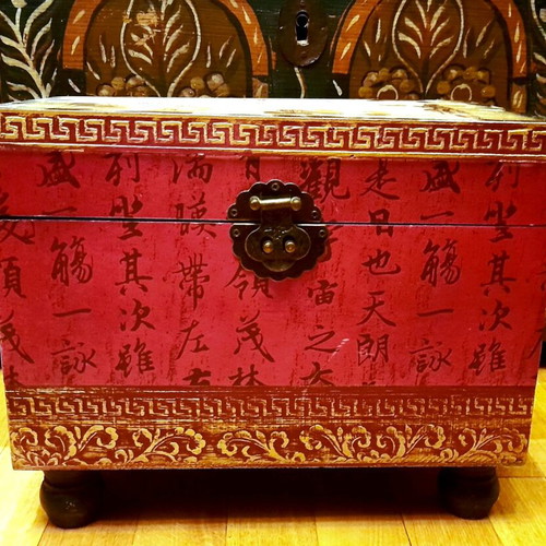 Retro Chinese red-bordeaux storage chest like new with feet