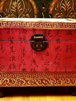 Retro Chinese red-bordeaux storage chest like new with feet