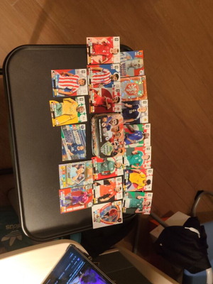 Card box with 12 simple and 6 special limited edition Messi cards