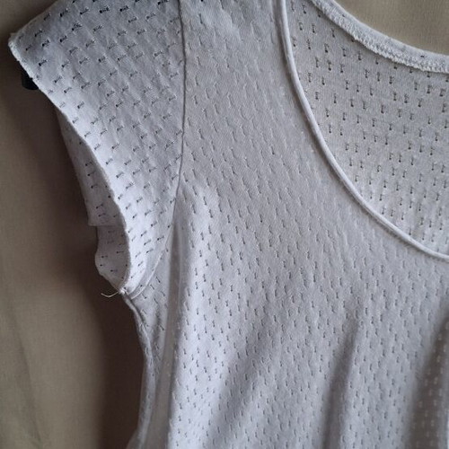 Naiba White Speckled Asymmetric Flowy Top Size S Like New