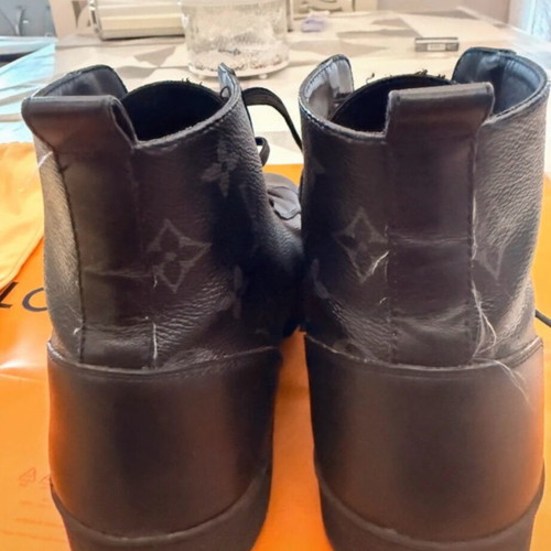 Louis Vuitton men's boots size 41.5 like new, black
