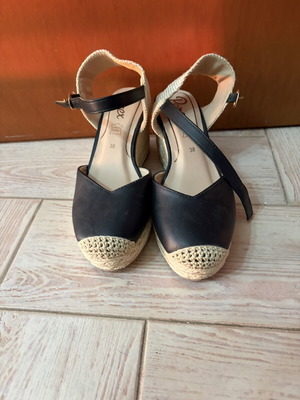 Parex Espadrilles size 38 like new black platform sandals