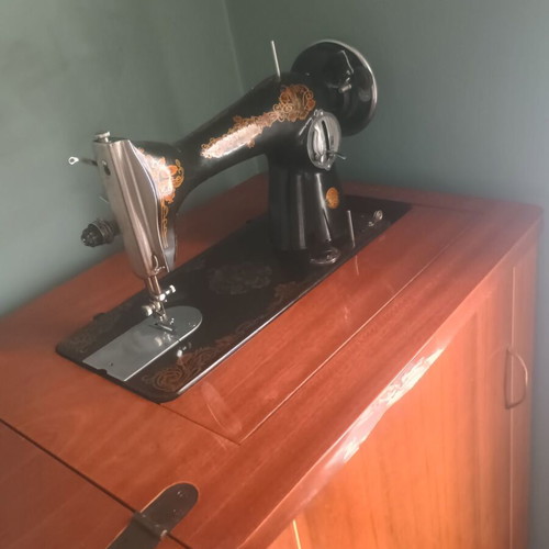 Pavlin Antique Sewing Machine Made in USSR like new