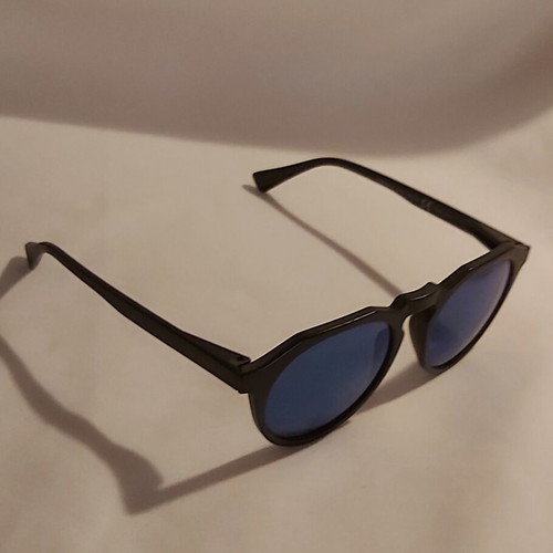 Hawkers unisex sunglasses with blue polarize lens and black acetate frame mod.Harwick Raw new