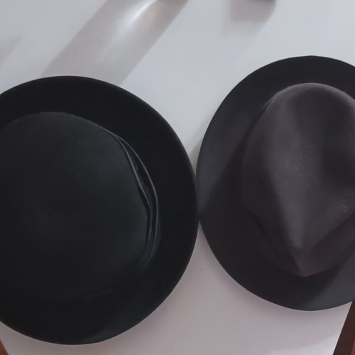 Women's hat like new, black with satin details, 100% wool