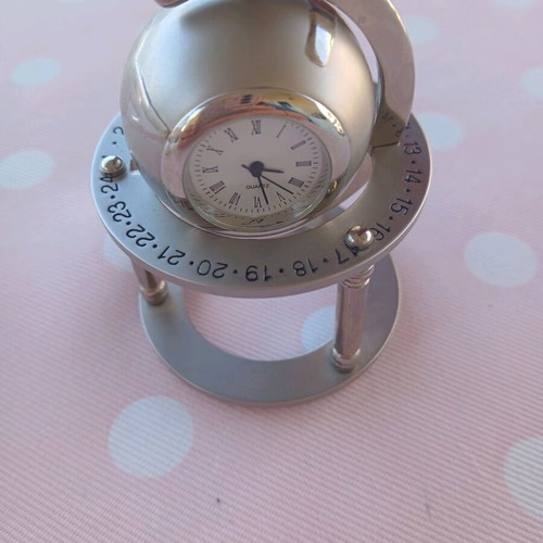 Vintage globe tabletop quartz clock like new