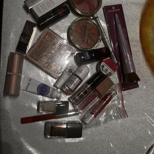 Makeup set like new, assorted cosmetics