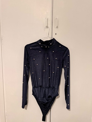 Velvet body with pearls new, dark blue