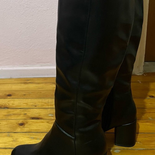 Black boots size 38 with thick stable heel, like new