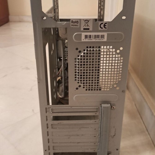 Παλαιός πύργος υπολογιστή μεταχειρισμένος χωρίς πλαϊνά μέσο μέγεθος
