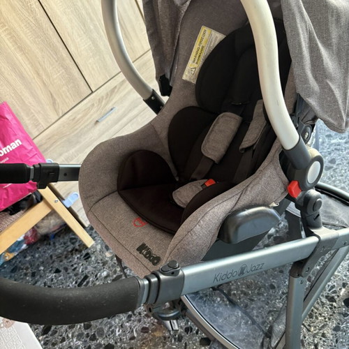 3 in 1 Baby Stroller like new with egg and carrycot
