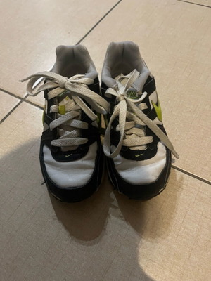 Nike παιδικά αθλητικά παπούτσια Air Max μεταχειρισμένα, νούμερο 30, μαύρο και άσπρο