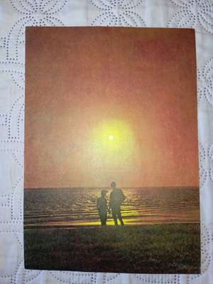 Vintage φύλλο αλληλογραφίας με ζευγάρι στην παραλία το ηλιοβασίλεμα, σαν καινούργιο