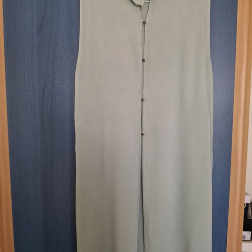 Attrattivo long top with side openings and back buttons, like new, size L, veraman color
