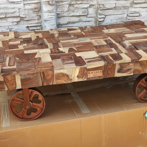 Coffee table with wheels like new