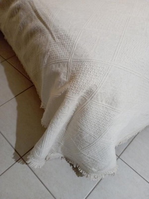 Μόνες κουβέρτες με σχέδιο σαν καινούργιες, διαστάσεις 2,60x1,60