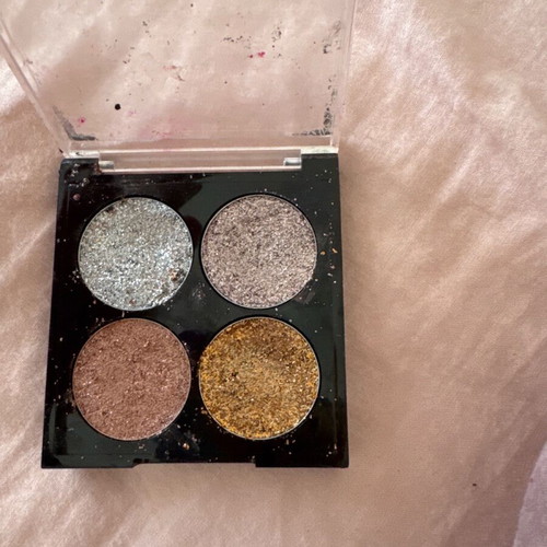Eyeshadow packs used glitter