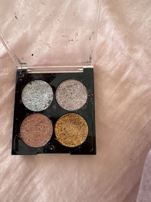 Eyeshadow packs used glitter