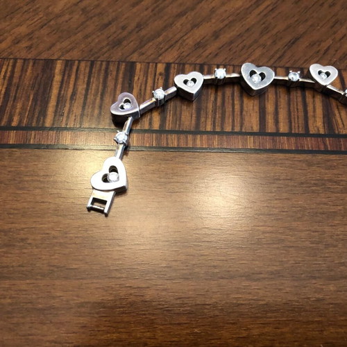 Silver bracelet used with heart design 925