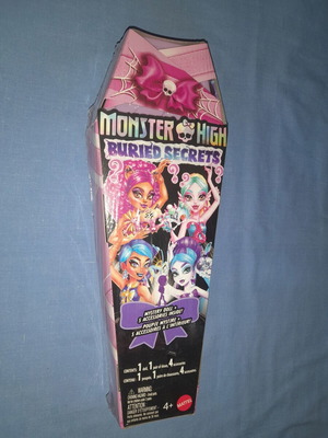 Monster High Buried Secrets κούκλα καινούργια με 5 αξεσουάρ Cozy Creepover