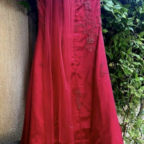 Formal dress red, like new, size M with embroidery