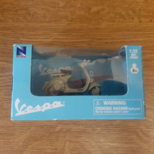 Vespa 125 U (1953) miniature like new, scale 1:32 with packaging