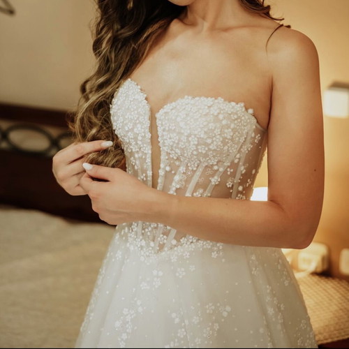 Wedding dress from atelier Constantino with sleeves and veil