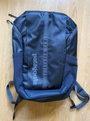 Patagonia Black Hole 25l backpack like new, gray