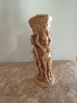 Decorative figurine with two figures, vintage style